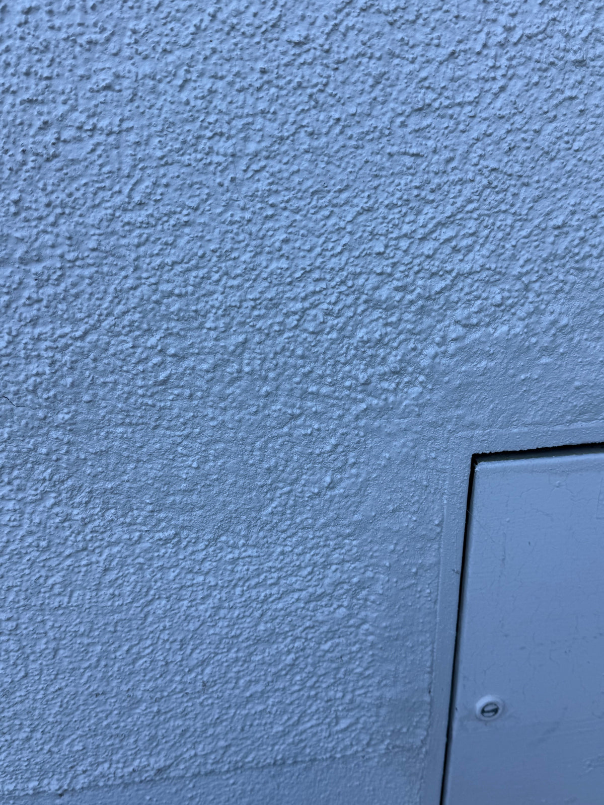 Praxisfoto: Risse an der Fassade abdichten