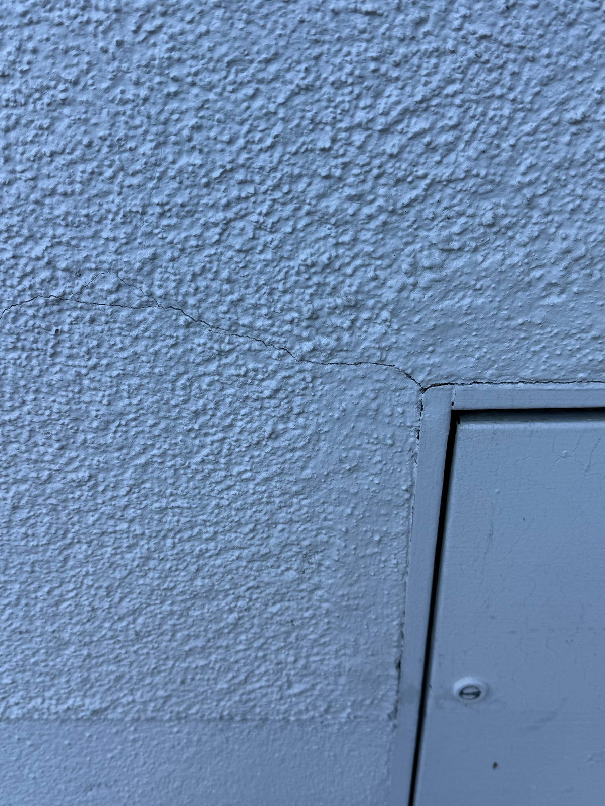Praxisfoto: Risse an der Fassade abdichten