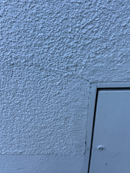 Praxisfoto: Risse an der Fassade abdichten