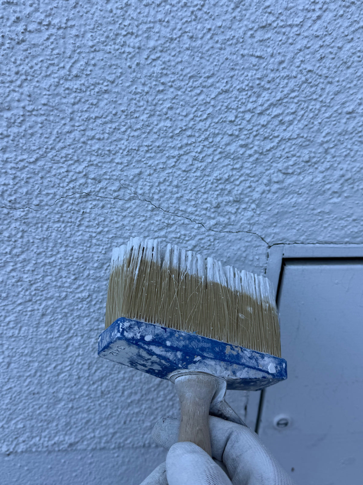 Praxisfoto: Risse an der Fassade abdichten