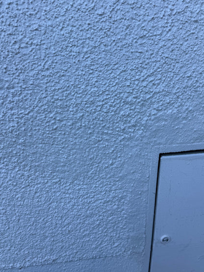 Praxisfoto: Risse an der Fassade abdichten