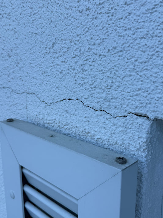 Praxisfoto: Risse an der Fassade abdichten