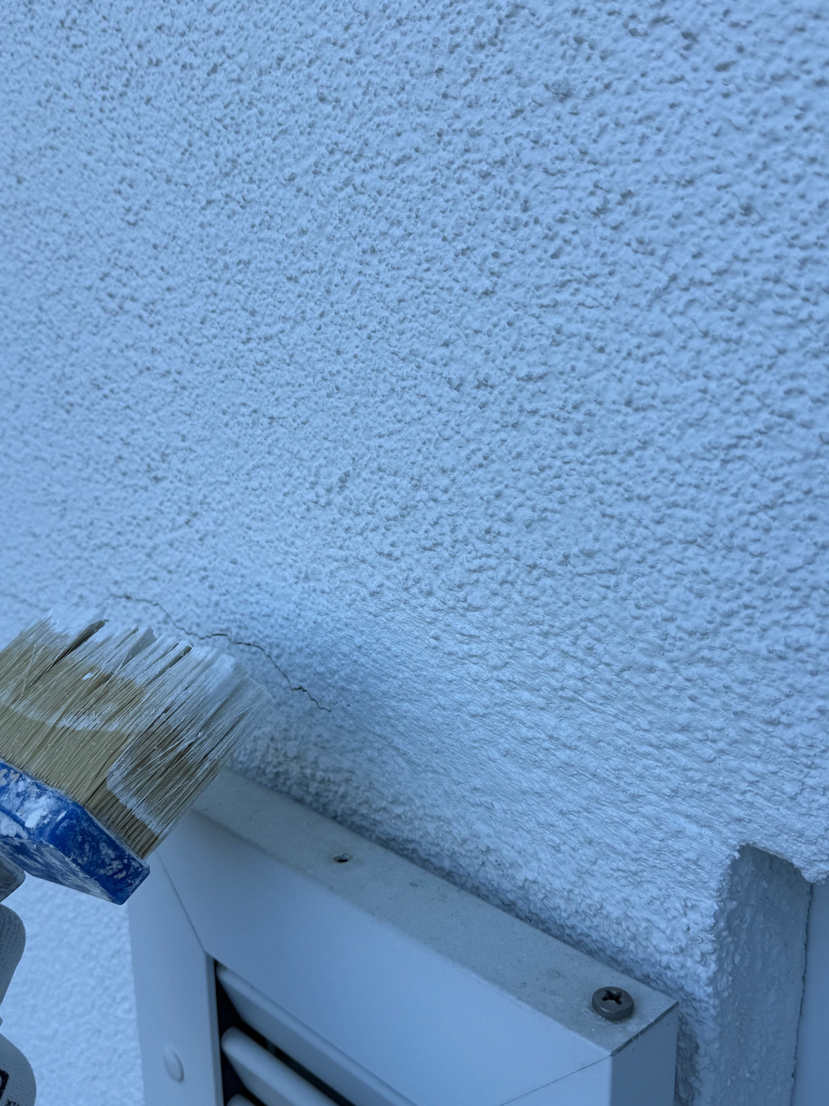 Praxisfoto: Risse an der Fassade abdichten