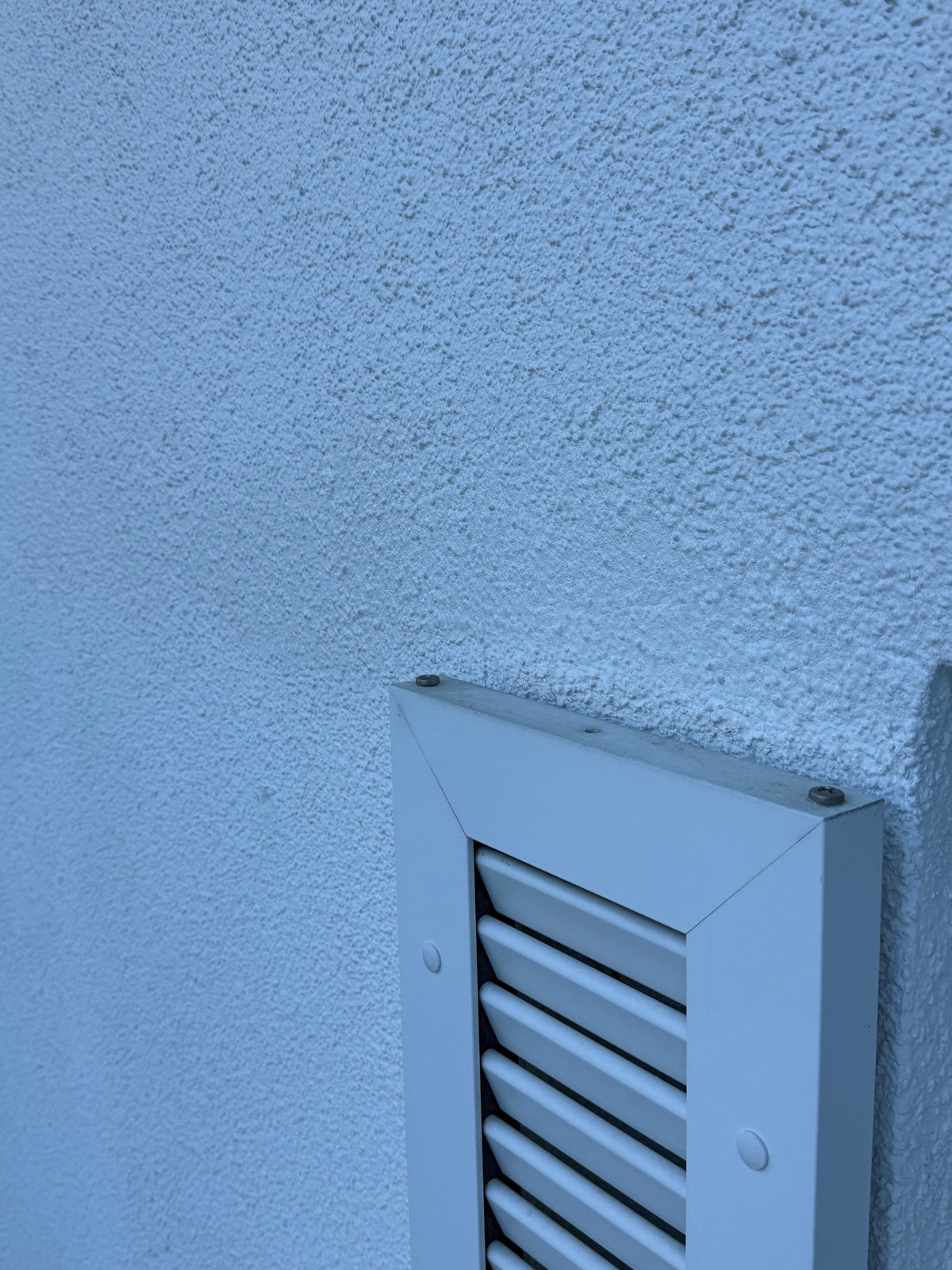 Praxisfoto: Risse an der Fassade abdichten